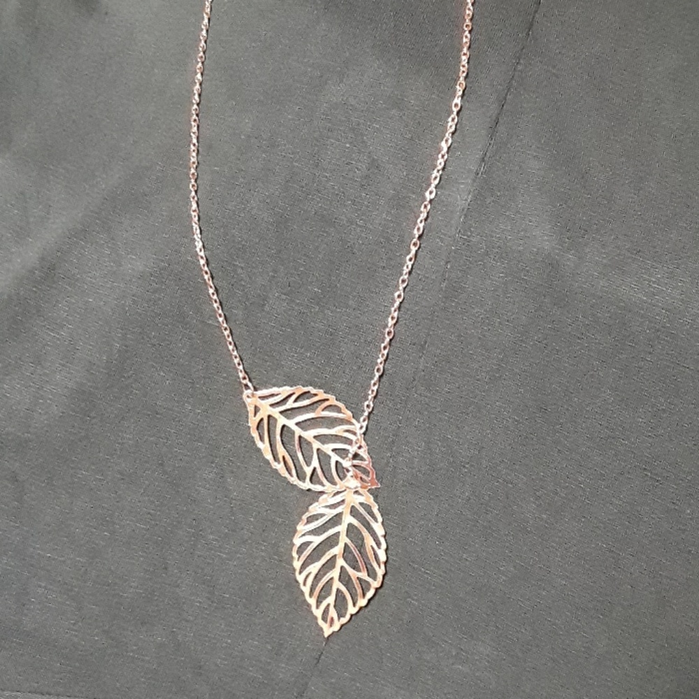 Gorgeous Silver Toned Double Leaf Necklace - Picture 2 of 4